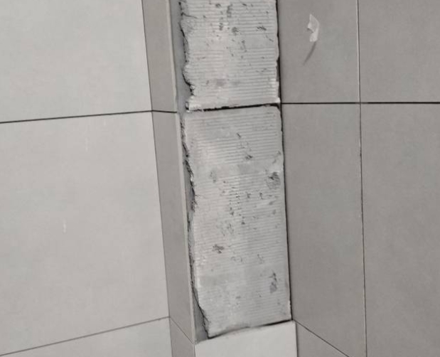 雅安瓷砖空鼓维修公司分享下瓷砖施工前基层浇水润湿程度不足，可能导致以下问题