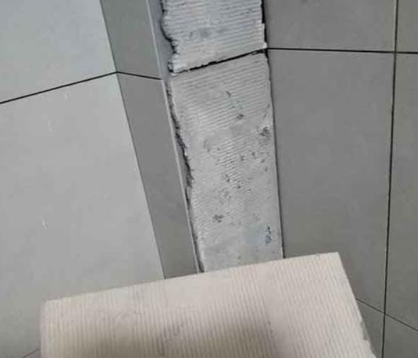 雅安瓷砖空鼓维修公司分享下厨房瓷砖脱落的补救措施。